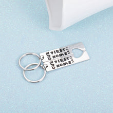 Load image into Gallery viewer, Housewarming Keychain Gift New House New Home Keychain for Couple Friend Family 2021 First Home Gifts for New Homeowner Women Men Moving Home Gift Keyring Jewelry 2 PCS