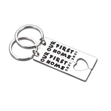 Load image into Gallery viewer, Housewarming Keychain Gift New House New Home Keychain for Couple Friend Family 2021 First Home Gifts for New Homeowner Women Men Moving Home Gift Keyring Jewelry 2 PCS
